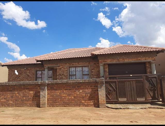 4 BEDROOM HOUSE FOR SALE IN TSAKANE EXT 8
